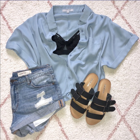 ✨ Final Price- Baby Blue Cropped Button Up Top - Picture 4 of 4